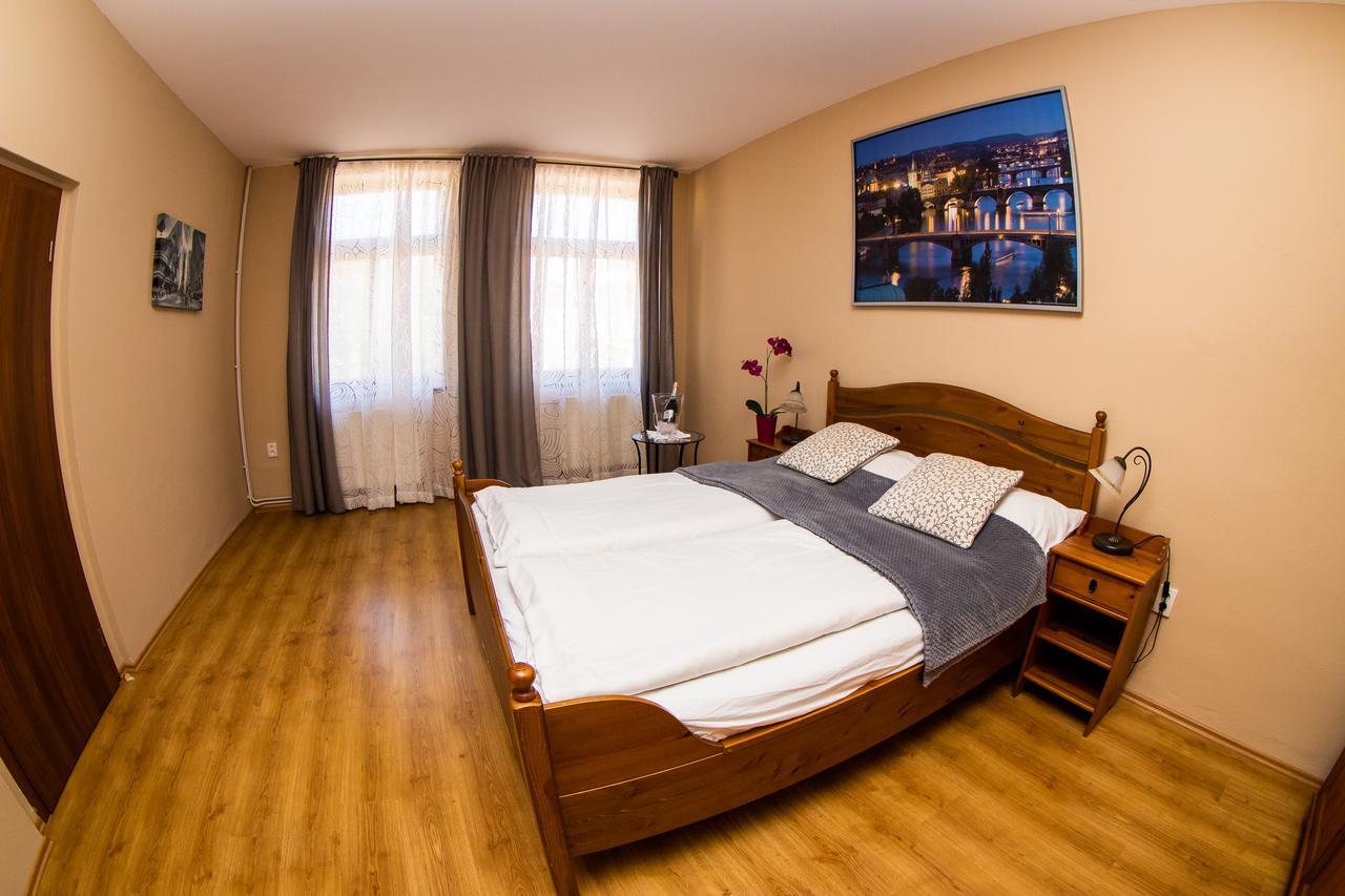 Apartman U Krale Komenskeho Їчін Екстер'єр фото