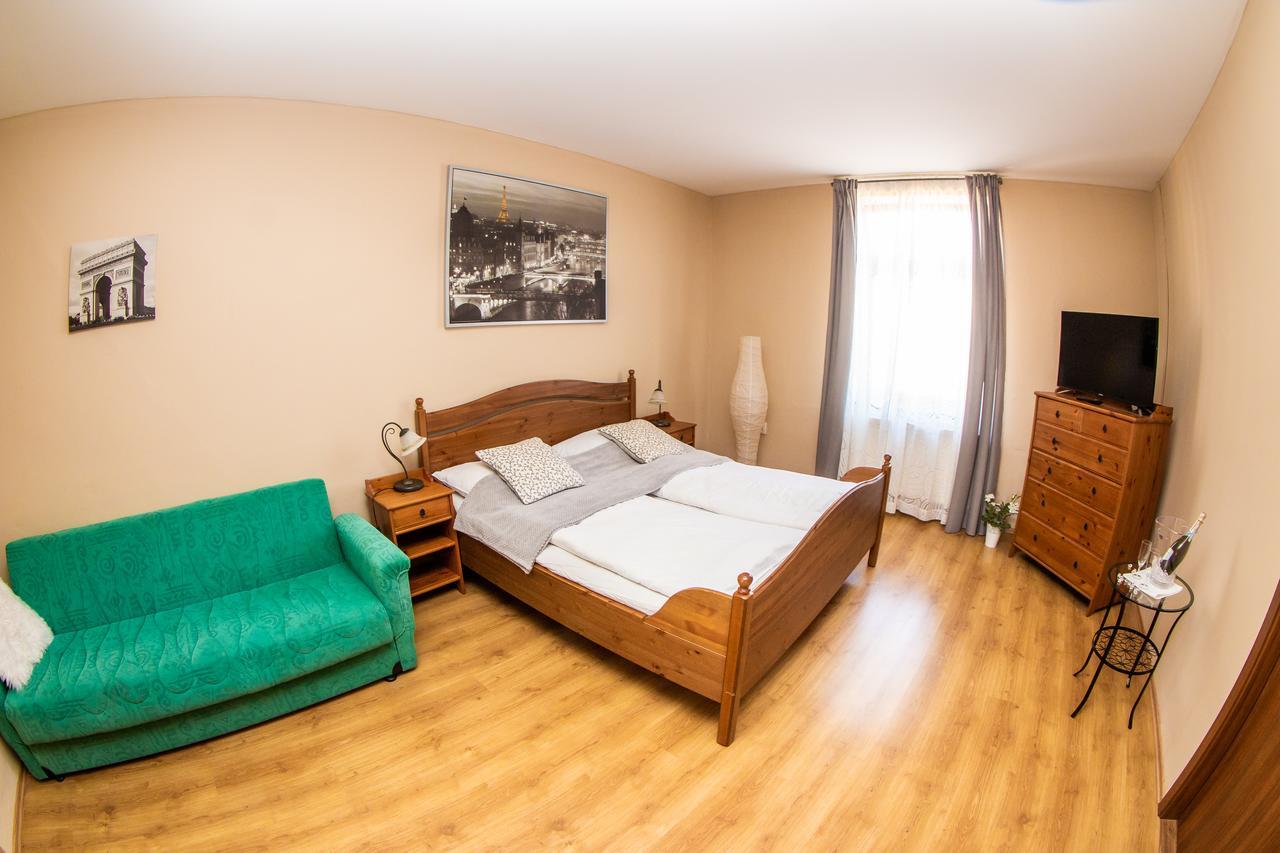 Apartman U Krale Komenskeho Їчін Екстер'єр фото